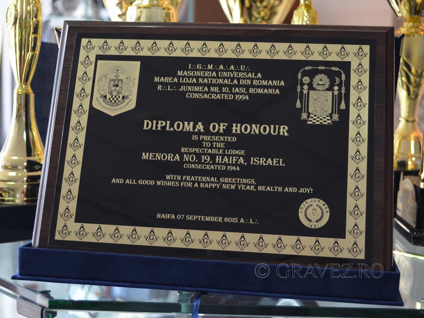 diploma de onoare gravata laser pe alama lacuita cu negru